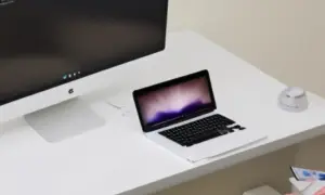 Jak z laptopa zrobić monitor – prosty sposób na dodatkowy ekran bez kosztów