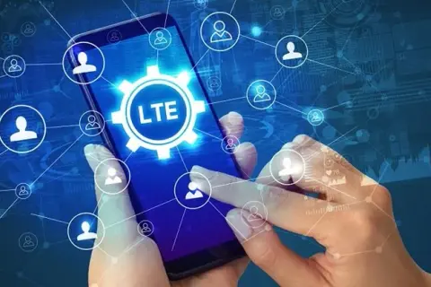 Jak działa internet mobilny? Proste wyjaśnienie technologii i przesyłania danych