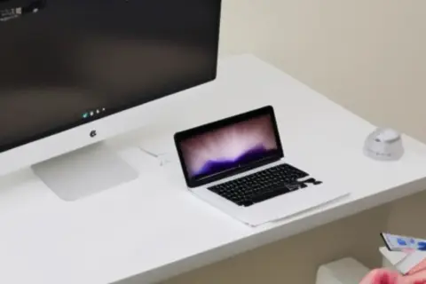 Jak z laptopa zrobić monitor – prosty sposób na dodatkowy ekran bez kosztów