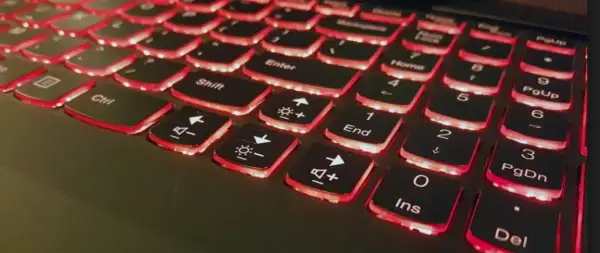 Jak włączyć podświetlenie klawiatury – proste kroki i rozwiązania problemów